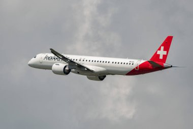 Zürih, İsviçre, 2 Mayıs 2023 HB-AZL Helvetic Havayolları Embraer E195-E2 uçak kalkış pisti 28