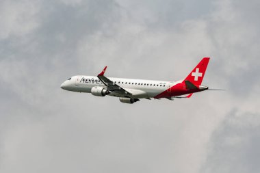 Zürih, İsviçre, 2 Mayıs 2023 HB-JVP Helvetic Airways Embraer E190-LR uçağı 28 numaralı pistten kalkıyor.