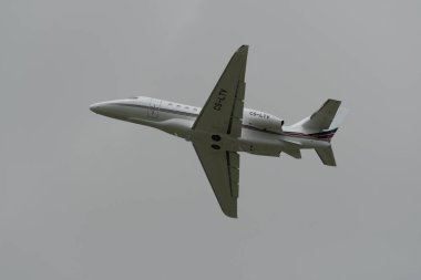 Zürih, İsviçre, 2 Mayıs 2023 CS-LTV Cessna 680A Enlem uçağı kalkış pisti 28