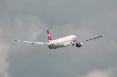 Zürih, İsviçre, 2 Mayıs 2023 HB-JNL İsviçre uluslararası havayolları Boeing 777-300ER uçağı kalkış pisti 16.