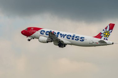 Zürih, İsviçre, 2 Mayıs 2023 HB-JJM Edelweiss Air Airbus A320-214 numaralı uçak kalkıyor.