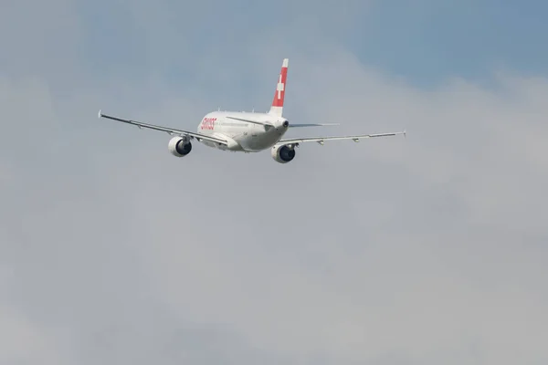 瑞士苏黎世 2023年5月2日Hb Jlp瑞士国际航空公司空中客车A320 214型飞机从28号跑道起飞 — 图库照片