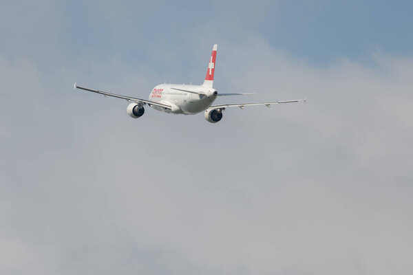 Цюрих, Швейцария, 2 мая 2023 года HB-JLP Swiss international airlines Airbus A320-214 aircraft departing from runway 28