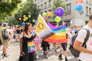 Zürih, İsviçre, 17 Haziran 2023 Eşcinsel Onur Yürüyüşü sırasında şehir merkezinde barışçıl protestocular