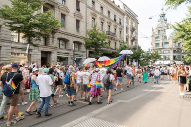 Zürih, İsviçre, 17 Haziran 2023 Eşcinsel Onur Yürüyüşü sırasında şehir merkezinde barışçıl protestocular