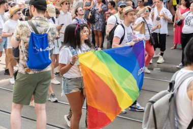 Zürih, İsviçre, 17 Haziran 2023 Eşcinsel Onur Yürüyüşü sırasında şehir merkezinde barışçıl protestocular