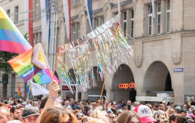 Zürih, İsviçre, 17 Haziran 2023 Eşcinsel Onur Yürüyüşü sırasında şehir merkezinde barışçıl protestocular