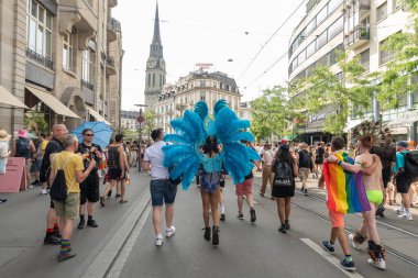 Zürih, İsviçre, 17 Haziran 2023 Eşcinsel Onur Yürüyüşü sırasında şehir merkezinde barışçıl protestocular
