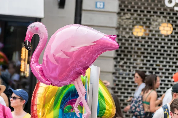 Zurique Suíça Junho 2023 Balão Flamingo Rosa Festival Orgulho Centro — Fotografia de Stock