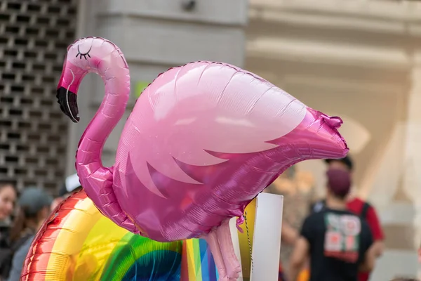 Zurique Suíça Junho 2023 Balão Flamingo Rosa Festival Orgulho Centro — Fotografia de Stock