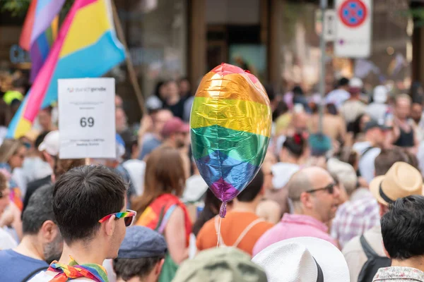 瑞士苏黎世 2023年6月17日彩虹色的性别气球在市中心的同志骄傲展示 — 图库照片