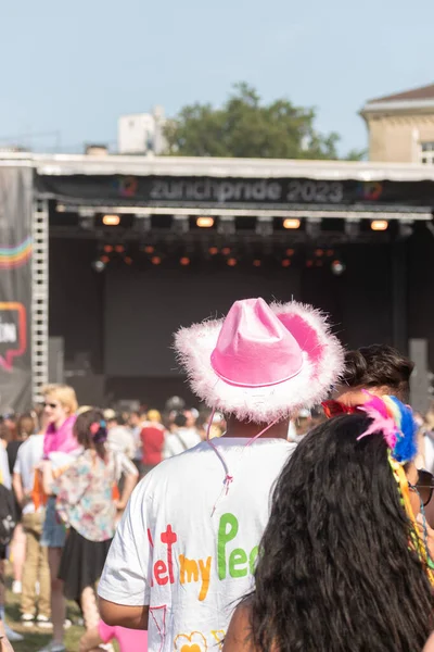 Zurique Suíça Junho 2023 Pessoa Com Chapéu Rosa Festival Orgulho — Fotografia de Stock