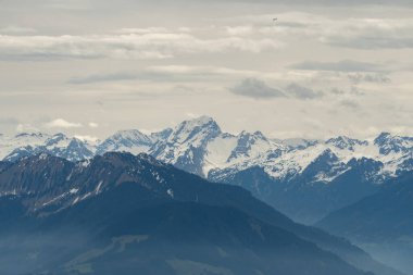 Hoher Dağı Kasten, Saint Gallen, İsviçre, 20 Mayıs 2023 Majestic dağ manzaralı bulutlu bir günde karla kaplı zirveler