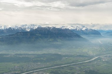 Hoher Dağı Kasten, Saint Gallen, İsviçre, 20 Mayıs 2023 Sisli Ren Vadisi ve Alpstein Dağları 'nın inanılmaz manzarası