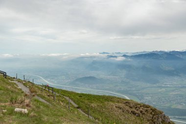 Hoher Dağı Kasten, Saint Gallen, İsviçre, 20 Mayıs 2023 Sisli Ren Vadisi ve Alpstein Dağları 'nın inanılmaz manzarası