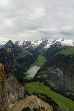 Hoher Dağı Kasten, Saint Gallen, İsviçre, 20 Mayıs 2023 Alpstein Dağları üzerindeki muhteşem manzara küçük Seealpsee Gölü