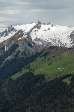 Hoher Dağı Kasten, Saint Gallen, İsviçre, 20 Mayıs 2023 Saentis Dağı ve Alpstein Dağı 'nın zirvesine bulutlu bir günde nefes kesici bir manzara.