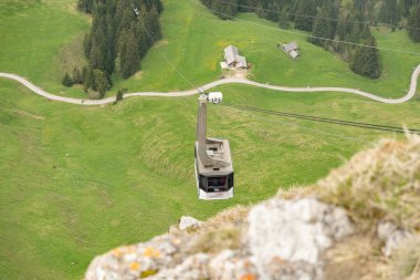 Hoher Dağı Kasten, Saint Gallen, İsviçre, 20 Mayıs 2023 Gondola dağın zirvesine ulaşıyor.