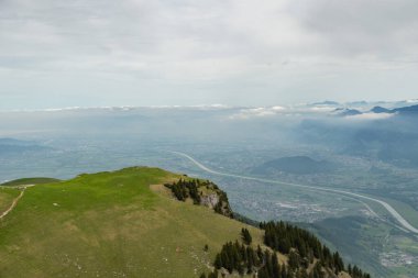 Hoher Dağı Kasten, Saint Gallen, İsviçre, 20 Mayıs 2023 Sisli Ren Vadisi ve Alpstein Dağları 'nın inanılmaz manzarası