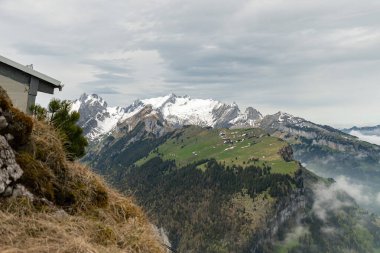 Hoher Dağı Kasten, Saint Gallen, İsviçre, 20 Mayıs 2023 Bulutlu bir günde Saentis Dağı 'nın zirvesine büyüleyici bir manzara