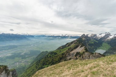 Hoher Dağı Kasten, Saint Gallen, İsviçre, 20 Mayıs 2023 Sisli Ren Vadisi ve Alpstein Dağları 'nın inanılmaz manzarası