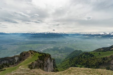 Hoher Dağı Kasten, Saint Gallen, İsviçre, 20 Mayıs 2023 Sisli Ren Vadisi ve Alpstein Dağları 'nın inanılmaz manzarası