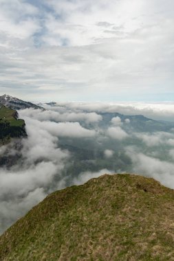 Mount Hoher Kasten, Saint Gallen, İsviçre, 20 Mayıs 2023 Bulutlu bir günde Appenzell bölgesindeki vadi üzerinde sisli bir hava.