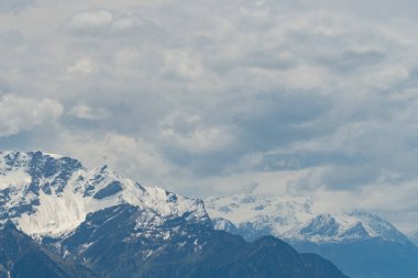 Hoher Dağı Kasten, Saint Gallen, İsviçre, 20 Mayıs 2023 Majestic dağ manzaralı bulutlu bir günde karla kaplı zirveler