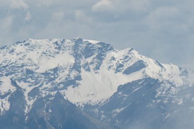 Hoher Dağı Kasten, Saint Gallen, İsviçre, 20 Mayıs 2023 Majestic dağ manzaralı bulutlu bir günde karla kaplı zirveler