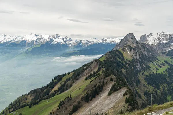 2023年5月20日 瑞士圣加仑的霍赫卡斯特山 横跨雾蒙蒙的莱茵河谷和阿尔卑斯泰因山脉 景色令人难以置信 — 图库照片
