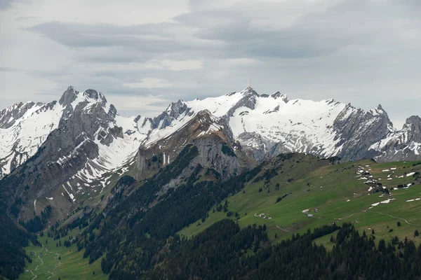 2023年5月20日 瑞士圣加仑的霍赫卡斯特火山 在多云的天气里俯瞰桑提斯山山顶和阿尔普斯坦地区 令人叹为观止 — 图库照片