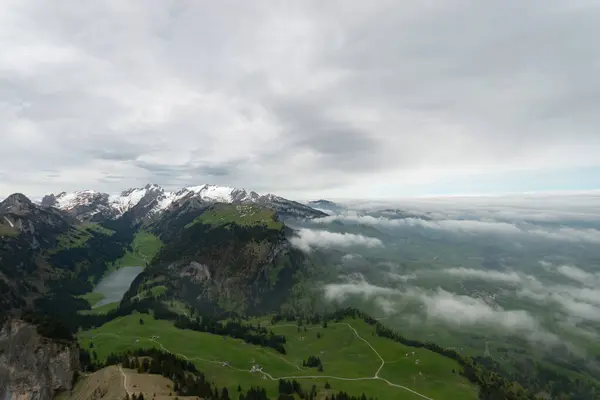 2023年5月20日 瑞士圣加仑的霍赫卡斯特山 美丽的全景俯瞰着阿尔卑斯泰因山脉的蚂蚁小湖塞雷普西 — 图库照片