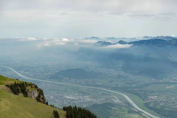 2023年5月20日 瑞士圣加仑的霍赫卡斯特山 横跨雾蒙蒙的莱茵河谷和阿尔卑斯泰因山脉 景色令人难以置信 — 图库照片
