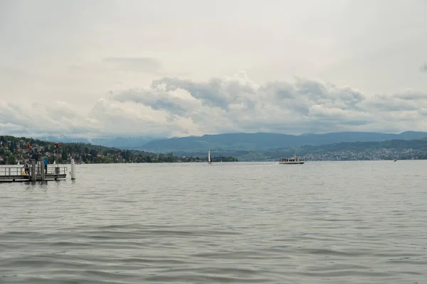 Zurych Szwajcaria Maja 2023 Majestatyczny Widok Wybrzeże Jeziora Zurych Pochmurny — Zdjęcie stockowe