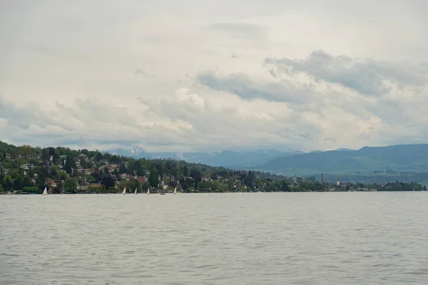 スイス チューリッヒ2023年5月9日曇りの日にチューリッヒ湖沿岸の雄大な景色 — ストック写真