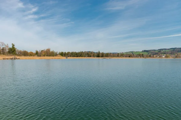 パフェフィコン カントン チューリッヒ スイス 2023年4月10日春の晴れた日のパフェフィケルセ湖の壮大な景色 — ストック写真