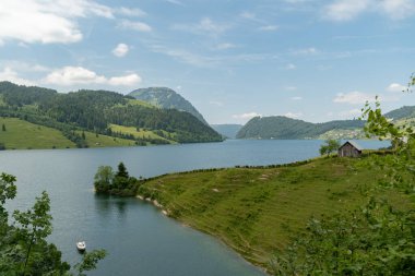 Waegital, Canton Schwyz, İsviçre, 13 Haziran 2023 Güneşli bir günde muhteşem İsviçre Alpleri ile çevrili Waegitalersee Gölü 'nün muhteşem manzarası