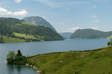 Waegital, Canton Schwyz, İsviçre, 13 Haziran 2023 Güneşli bir günde muhteşem İsviçre Alpleri ile çevrili Waegitalersee Gölü 'nün muhteşem manzarası