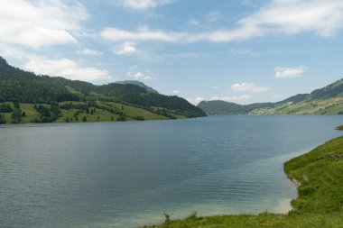 Waegital, Canton Schwyz, İsviçre, 13 Haziran 2023 Güneşli bir günde muhteşem İsviçre Alpleri ile çevrili Waegitalersee Gölü 'nün muhteşem manzarası