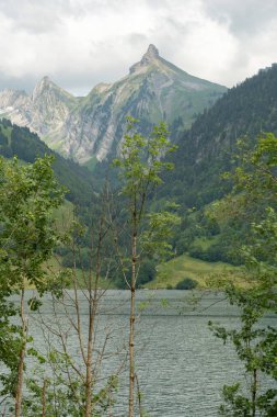 Waegital, Canton Schwyz, İsviçre, 13 Haziran 2023. Waegitalersee Gölü 'nün arka planında Zindlenspitz Dağı' nın zirvesi olan inanılmaz manzara.