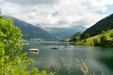 Waegital, Canton Schwyz, İsviçre, 13 Haziran 2023. Waegitalersee gölünün yüzeyinde küçük tekneler sürükleniyor.