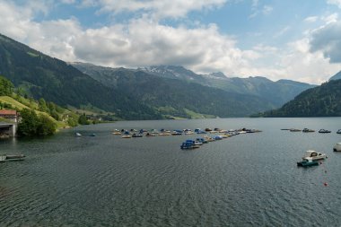 Waegital, Canton Schwyz, İsviçre, 13 Haziran 2023. Waegitalersee gölünün yüzeyinde küçük tekneler sürükleniyor.