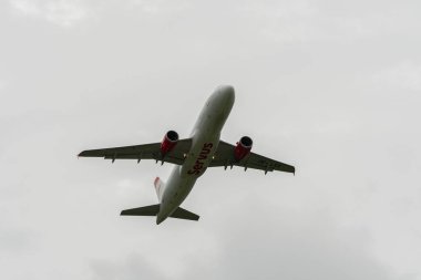 Zürih, İsviçre, 10 Mayıs 2023 OE-LXA Avusturya Havayolları Airbus A320-216 pistten kalkış yapmaktadır.