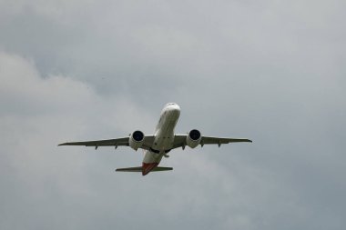 Zürih, İsviçre, 10 Mayıs 2023 HB-AZE Helvetic Hava Yolları Embraer E190-E2 uçak kalkış pisti 32