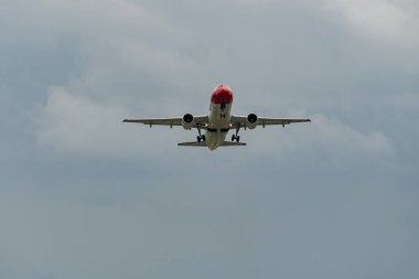 Zürih, İsviçre, 10 Mayıs 2023 HB-JJN Edelweiss Air Airbus A320-214 Pist 32 'den kalkıyor.