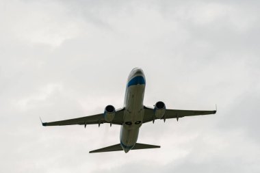 Zürih, İsviçre, 10 Mayıs 2023 SP-ENR Air Boeing 737-Q8Q uçağı 32 numaralı pistten havalanıyor.