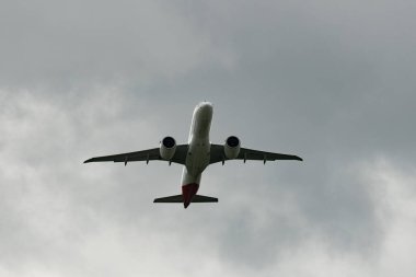 Zürih, İsviçre, 10 Mayıs 2023 HB-AZC Helvetic Havayolları Embraer E190-E2 uçak kalkış pisti 32
