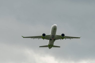 Zürih, İsviçre, 10 Mayıs 2023 YL-ABB Hava Baltık Bombacısı CS-300 veya Airbus A220 uçağı 32 nolu pistten kalkıyor.
