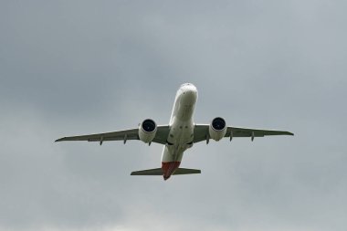 Zürih, İsviçre, 10 Mayıs 2023 HB-AZF Helvetic Hava Yolları Embraer E190-E2 uçak kalkış pisti 32