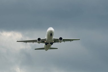 Zürih, İsviçre, 10 Mayıs 2023 HB-IJP İsviçreli uluslararası havayolları Airbus A320-214 pistten havalanmaktadır.